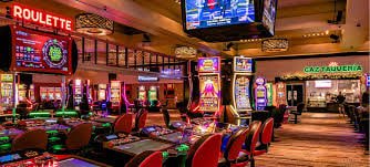 Dealer casino live sedang membuka kartu dalam pertunjukan streaming kualitas tinggi